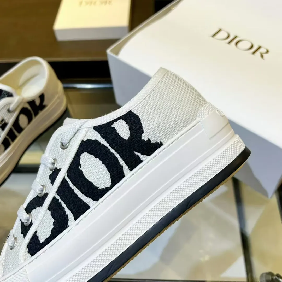 👟👟Ex-factory price 520👟👟 Dior’s 2025 Walk ‘n’ Dior embroidered mid-top casual shoes are new. On the fashion stage, Dior embroidered shoes are the well-deserved protagonist. Delicate stitching is used on the upper, every stitch is devoted to the craftsman's efforts, and every thread is woven with artistic poetry. From complex floral patterns to smart geometric textures, embroidery is like the magic that gives shoes life, allowing them to show dynamic beauty even in static conditions.   Wearing Dior embroidered shoes feels like stepping into a dream world full of art. It is not only a pair of shoes, but also a walking piece of art that perfectly integrates fashion and culture. Whether you are strolling on the bustling city streets or attending important social occasions, Dior embroidered shoes can add unique charm to your style and become the focus of everyone's attention.   Choosing Dior embroidered shoes means choosing a persistent pursuit of quality and a unique understanding of fashion. Let it accompany you through every wonderful moment and leave your own fashion mark.  Material: Sheepskin lining, feet, silk cowhide, size 35-41, heel height 5cm